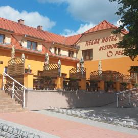 Relax Hotel Pelikán، فندق في هلوبوكا ناد فلتافو
