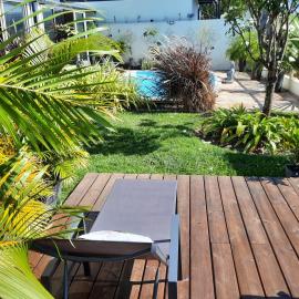 Joli appartement, piscine, jacuzzi, hotelli kohteessa Sainte-Suzanne