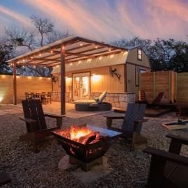 Romantic Luxury Retreat hot cold pool & sauna, hôtel à Wimberley