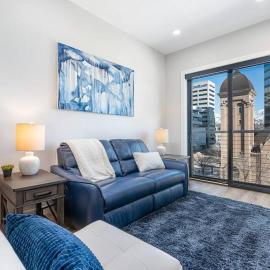 Modern dntwn apt- prime location