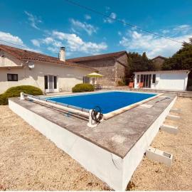 4 bed home with private pool