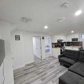 Entire guest basement suite in Cochrane, AB, hotel en Cochrane