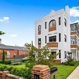 A1 Art Deco 2 Bedroom Apt Sleeps 5 Nimmo1