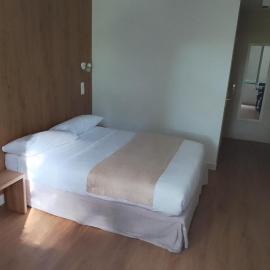 Chez Yves , 200 m du canal , 7 min de Golfech , parking privé et gratuit , rangement vélo fermés