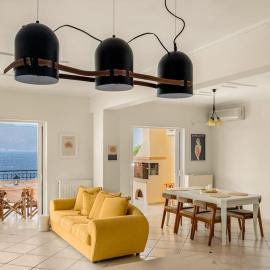 180 Seaview Home، فندق في Lambírion