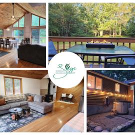 Rustic Catskills Cabin with Hot Tub and Mountain Views, hotelli kohteessa Prattsville