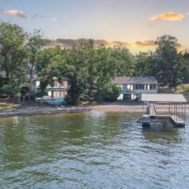 Vacation Home Mallard Water Front two king beds, hotell i Lake Ozark