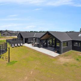 Spacious Retreat near Beach, hotel in Sarup