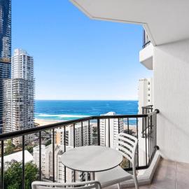 Surfers Apmnt 2 Beds Stunning Ocean Views, hotel in Gold Coast