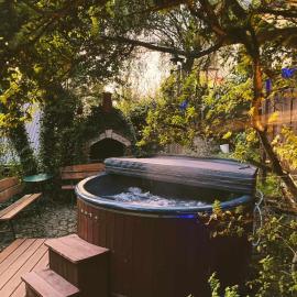 Domek z jacuzzi, hotel u gradu 'Łobozew'