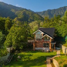 StayVista at Aaram Gah with Lawn, Bonfire, BBQ, hotel in Srinagar