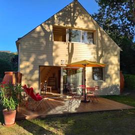 Chalet Cormoran, face à l'océan, khách sạn ở Fouesnant