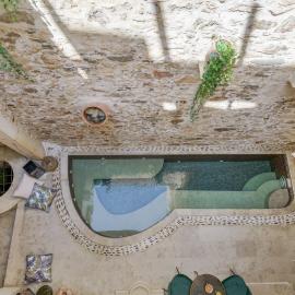 Villa Kamares, a 1912 stonebuilt unique estate with heated pool!, hotel a Panormos