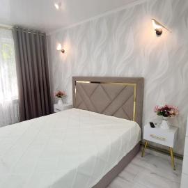 3х-ком Люкс Айбергенова 1Б в центре Шымкента - 1й этаж, hotel di Shymkent