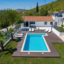 Villa Florinda with Pool and Prime Location near Split, Hotel in Srinjine