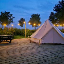 Glamping Zeeland Boho Bell tent, Hotel in Kwadendamme