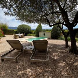 Le Mazet d'Emilia avec jardin et piscine privés, hotel i Cucuron