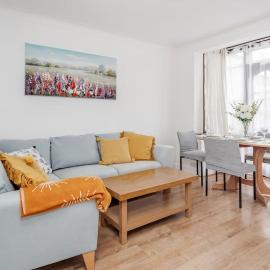 Lovely 4 Bedrooms House Near Romford Station With Parking