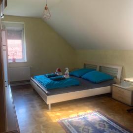Helles Dachzimmer