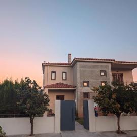 Spacious Family Villa with Outdoor Cinema & Sea View, hotel in Akrata