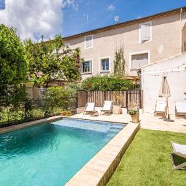 Maison 1634 - petit-déjeuner offert, parking, centre ville à pied, piscine, climatisation, cuisine، فندق في بيزيناس