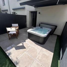 La suite secrète et son spa abrité, hotel en Nancy