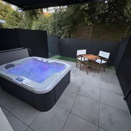 La terrasse abritée et son spa, hotel en Nancy