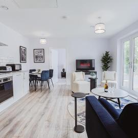 Stylish new-build, free parking, 20-minute walk to city centre