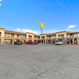 Super 8 by Wyndham McAllen-La Plaza Mall-Downtown – hotel w mieście McAllen