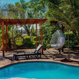 House - Sleeps 10 - Pool - Parking - Patio, Hotel in Bulawayo