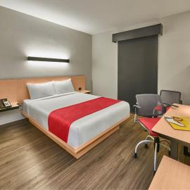 City Express by Marriott Celaya Galerias, hotel en Celaya