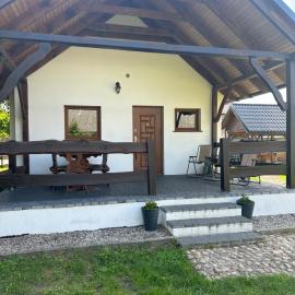 Domek letniskowy 8-osobowy nad jeziorem Wilczyńskim, basen, rowerki wodne pomost kajaki, boisko do siatkówki, wiele udogodnień – hotel w mieście Świętne