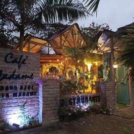 Café Madame, hotel u gradu Puerto Lopez
