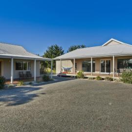 The Metung Crest - Spacious Family Retreat, Hotel in Metung