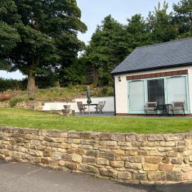 Sharpley Hall Garden Studio not far from Seaham Beach offering Quiet Private Stay with Secure Parking, hotel in Seaham