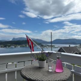 Hus med panorama utsikt, Hotel in Måløy