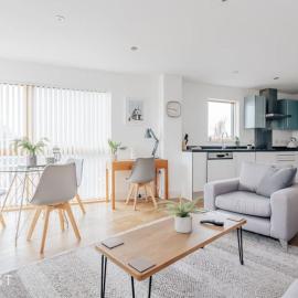 StarHost Residences - Stunning 2 bed apartment in West Mills, Newbury