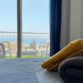 Sea views from the bed Design studio, khách sạn ở Torrox