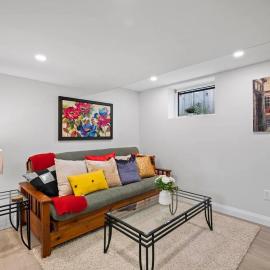 New 2 bedroom basement apartment, hotel em Guelph