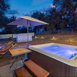 HIlltop Oasis with games, hot tub, Fire-pit, Deck, Views