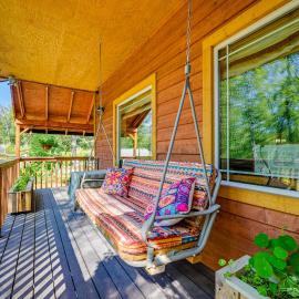 Cozy Kenai Abode w/ Private Deck: 5 Mi to Ocean!, hotel i Kenai