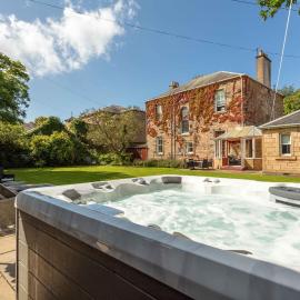 Burnock Lodge with Hot Tub, hotell i Ayr