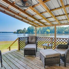 Waterfront ‘Buster's Place on Hickory’ w/ Fire Pit, hotel in Alliance