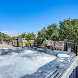 Vallejo Home w/ Spacious Deck, Hot Tub & Views, хотел в Валехо