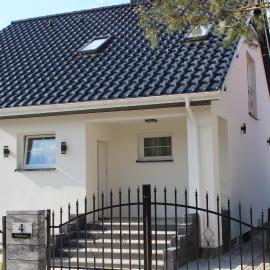Apartamenty Villa Makowa、ヤロスワビエツのホテル