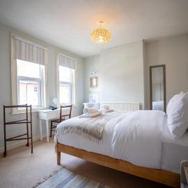 5 Mins Walk to Centre - Four Showers - Free Parking - Ideal for Professionals & Groups