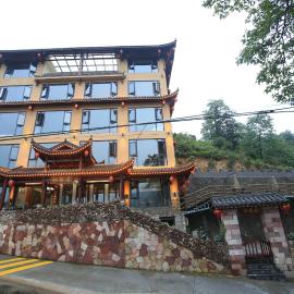 Mountain-scenery inn