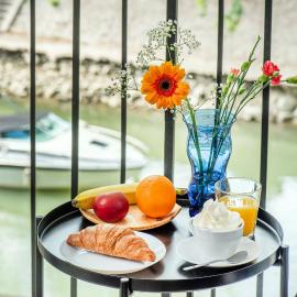 Riverside Apartment No2