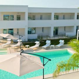SUNSHINE LUXURY APARTMENTS - Private Pool and Beach - Policoro Lido, hotel Policoróban