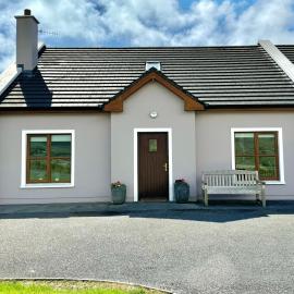 House No 3 Dingle Lispole Holiday Homes, Hotel in Dingle